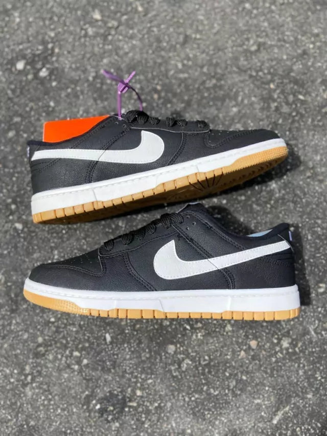 Tênis Nike Dunk Low - Preto com Detalhe Branco