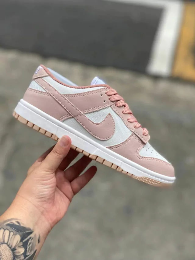 Tênis Nike Dunk Low - Branco e Rosa