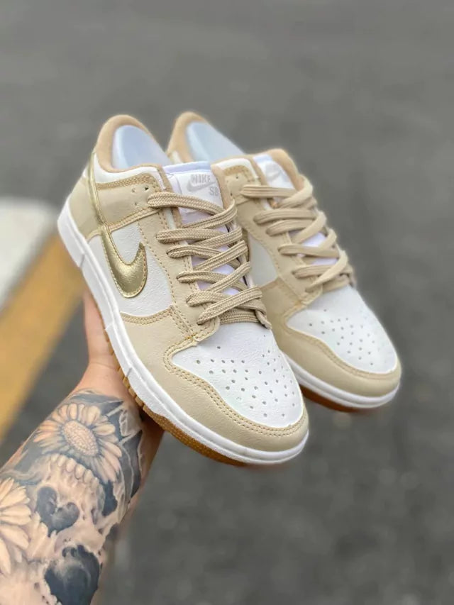 Tênis Nike Dunk Low - Branco e Dourado