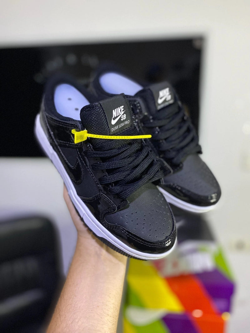 Tênis Nike Dunk SB - Preto e Branco Envernizado